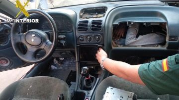 Autoridades españolas rescatan a cuatro inmigrantes ocultos en la carrocería del auto