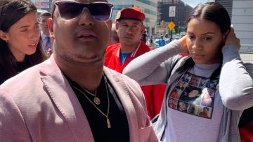 Manny Ortiz, e Ione Gutiérrez, hermano y cuñada de Lesandro Guzmán , a la salida en la corte de El Bronx