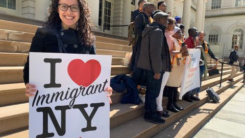 Lovely Tejada, durante la manifestación para exigirle a la Ciudad aumento de fondos a programas de inmigración