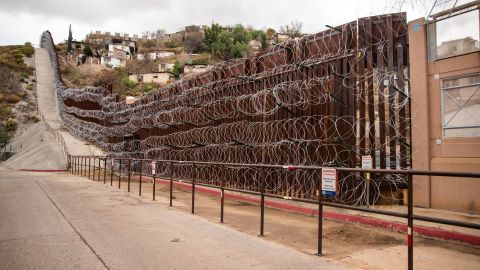 Barrera reforzada en la frontera cerca de Nogales, Arizona.