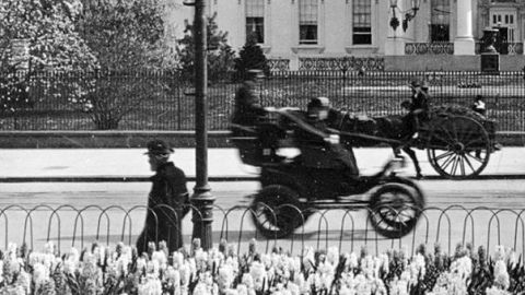 La cabina eléctrica "Victoria" de Columbia Electric (1896-99) en Pennsylvania Ave., Washington D.C., vista desde Lafayette Park en 1905