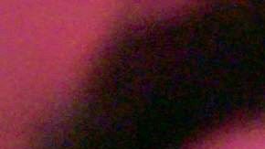 Fotograma cedido por Netflix donde aparece la congresista Alexandria Ocasio-Cortez, durante una escena de "Knock Down the House".