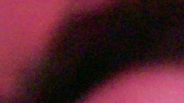 Fotograma cedido por Netflix donde aparece la congresista Alexandria Ocasio-Cortez, durante una escena de "Knock Down the House".