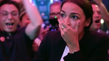 Fotograma cedido por Netflix donde aparece la congresista Alexandria Ocasio-Cortez, durante una escena de "Knock Down the House".