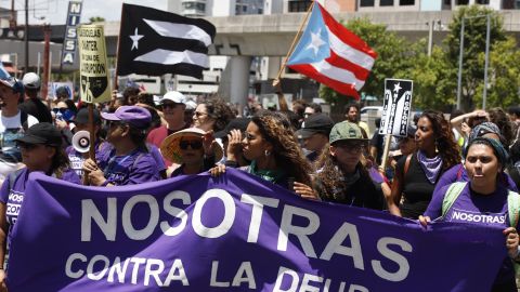 MIA78. SAN JUAN (PUERTO RICO), 01/05/2019.- Manifestantes, convocados por un variopinto grupo de sindicatos y asociaciones, protestan este miércoles con motivo del Día Internacional del Trabajador en San Juan, Puerto Rico. Las concentraciones con motivo del Día Internacional del Trabajador en Puerto Rico concluyeron este miércoles sin incidentes destacados después de una tensa calma y momentos de tensión entre Policía y manifestantes que, finalmente, no desencadenaron en enfrentamientos como en años anteriores. EFE/Thais Llorca