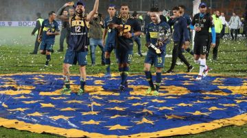 Jugadores de Boca Juniors celebran su victoria ante Rosario Central durante la final de la Supercopa Argentina.