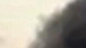 El avión en la pista mientras personas evacuan.