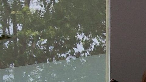 El portero español del FC Porto, Iker Casillas, y su mujer Sara Carbonero afuera del hospital de Oporto, Portugal.