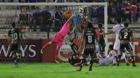 El arquero del Palestino chileno Ignacio González no vio venir un balón que rechazó segundos antes.