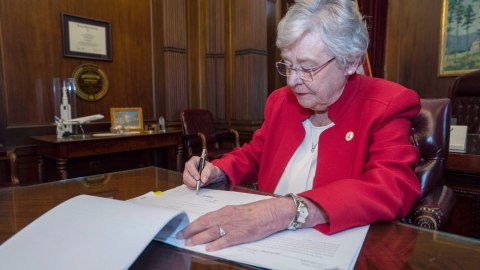 La gobernadora de Alabama Kay Ivey.