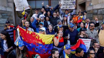 Seguidores de Juan Guiadó celebran la expulsión de los activistas de la embajada.