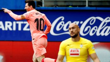 El delantero argentino del Barcelona, Lionel Messi celebra su segundo gol ante el Eibar.