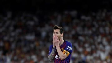 Lionel Messi se lamenta tras haber perdido la final de la Copa del Rey ante Valencia