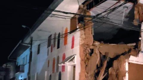 Derrumbes tras fuerte sismo en Perú.