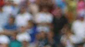 Waldemar Acosta celebra con el portero Benji Villalobos tras ganar la copa de campeón del fútbol de El Salvador.