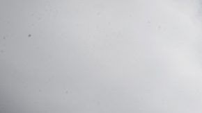 Soldados nepalíes amontonan bolsas residuales del monte Everest, este lunes en Katmandú (Nepal).