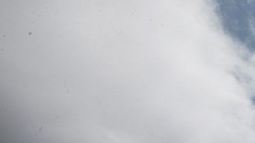 Soldados nepalíes amontonan bolsas residuales del monte Everest, este lunes en Katmandú (Nepal).