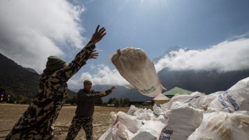 Soldados nepalíes amontonan bolsas residuales del monte Everest, este lunes en Katmandú (Nepal).