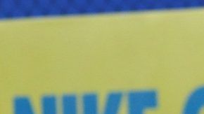 El futbolista brasileño Neymar toca su rodilla izquierda durante el entrenamiento de la selección brasileña.