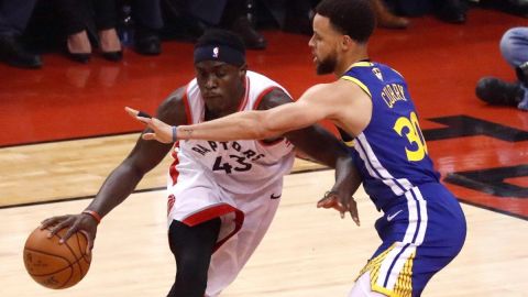 Los Toronto Raptors se impusieron a los Golden State Warriors en el primer partido de la final de la NBA en Toronto.