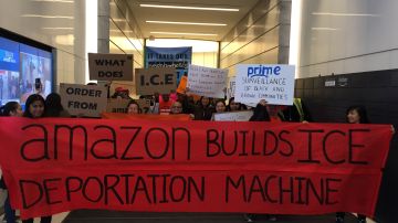 Manifestación en las oficinas de Amazon por la colaboración con La Migra. /Cortesía