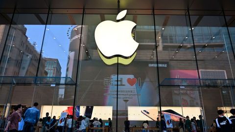 Apple no permite que se vendan apps para sus productos fuera de su App Store, por lo que se le acusa de prácticas monopólicas.