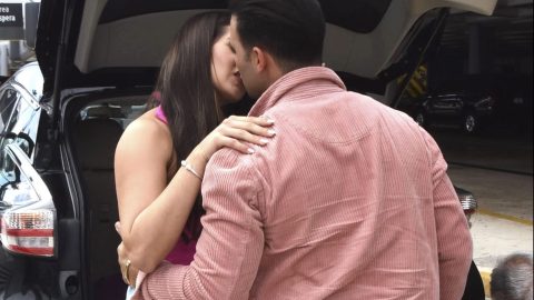 Los captaron en tremendo beso.