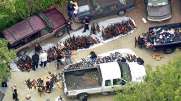 La imagen aérea muestra a funcionarios de la Oficina de Alcohol, Tabaco, Armas de Fuego y Explosivos durante la redada de este miércoles en Los Ángeles.