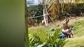 Un niño en pañales presenció parte de la escena.