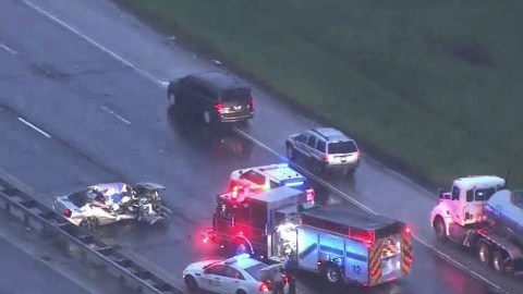 La Policía del estado de Illinois dijo que el incidente ocurrió alrededor de las 4 de la mañana cuando un vehículo y un semi camión chocaron hacia el norte en la autopista Bishop.