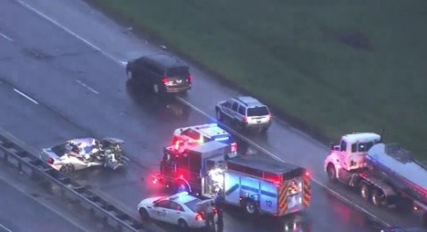 La Policía del estado de Illinois dijo que el incidente ocurrió alrededor de las 4 de la mañana cuando un vehículo y un semi camión chocaron hacia el norte en la autopista Bishop.