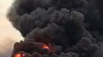 El avión tuvo que aterrizar de emergencia envuelto en llamas.