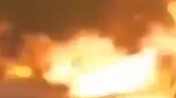 El fuego envolvió al avión.