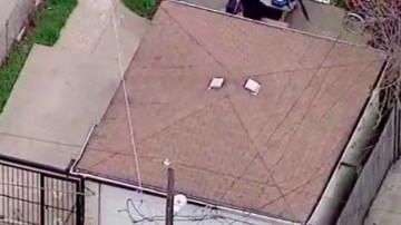 Una mujer y su hija notaron al bebé, que aún tenía el cordón umbilical conectado, en un callejón en el 1714 al norte de la avenida Keystone y lo llevaron a un cuartel de bomberos.