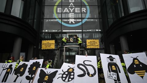 Una oleada de rechazo contra los productos Monsanto se ha presenciado en diversos lugares del mundo. En Paris activistas llegaron a la sede Bayer en Paris para protestar.