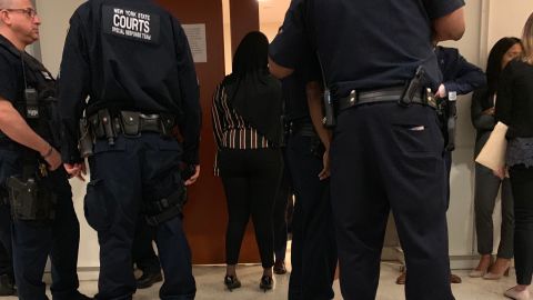 Piden aprobar ley para evitar arrestos de la Migra en las cortes de NY