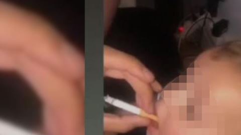 Incluso se le escucha al bebé balbucear un "gracias".