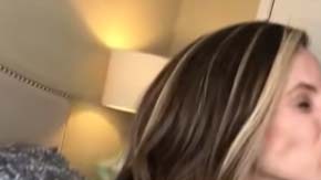 El youtuber convenció a su madre para que se besaran en la boca.