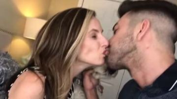 El youtuber convenció a su madre para que se besaran en la boca.