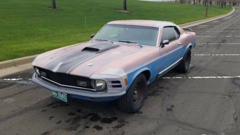 El auto no está ni oxidado, ni descuidado: su dueño le aplico un vinilo ('wrap') para hacerlo parecer un 'barnfind'