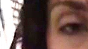 Yazmina Jade Adler se pinta la cara con sangre.