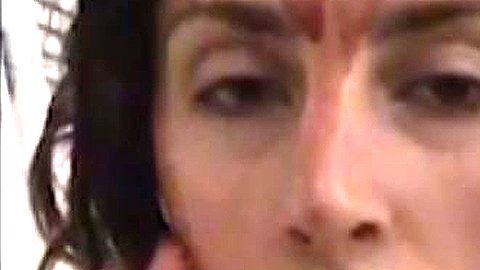 Yazmina Jade Adler se pinta la cara con sangre.