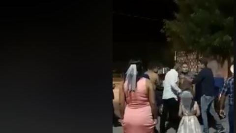 Varios hombres se golpearon ante la mirada de mujeres y niños.