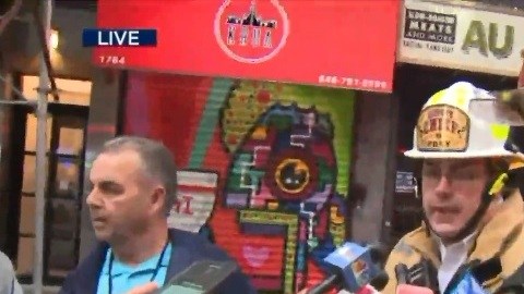 Bomberos en la escena