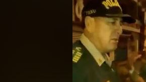 El hombre que llevaba unas copas de más suplicaba lo alejaran de su mujer.