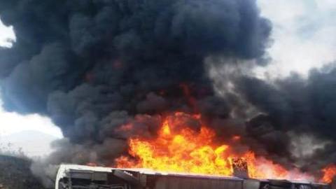 Las unidades se incendiaron tras el impacto.