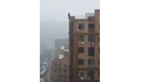 Dada la altura se cree que el hombre falleció.