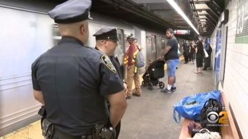 NYPD en la estación de la calle 23 con 6ta Av