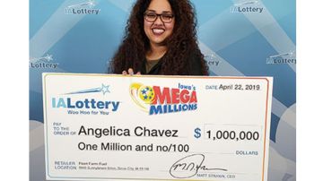 Angelica Chavez con su premio de la lotería Mega Millions.