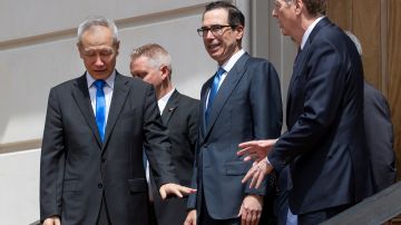 El viceprimer ministro chino, Liu He (i), se despide del el secretario del Tesoro estadounidense, Steven Mnuchin (c), y del encargado de comercio exterior de EE.UU., Robert Lighthizer (d), tras su reunión el viernes. EFE/ Erik S. Lesser